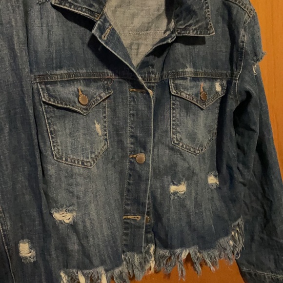 NWOT 🤍 distressed jean jacket - Picture 3 of 4